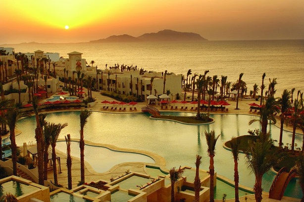 Bassejn_otelya_Grand_Rotana_Resort__Spa_SHarm-el-SHejh